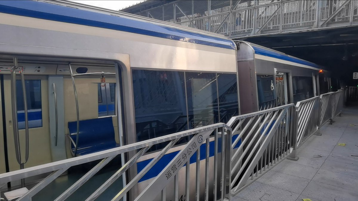 CatinaKeiskd's tweet photo. A stranger held the subway door for me when I was running late, even though they had their own train to catch. Small kindness that turned my chaotic morning around. https://t.co/0mIopEYXse
