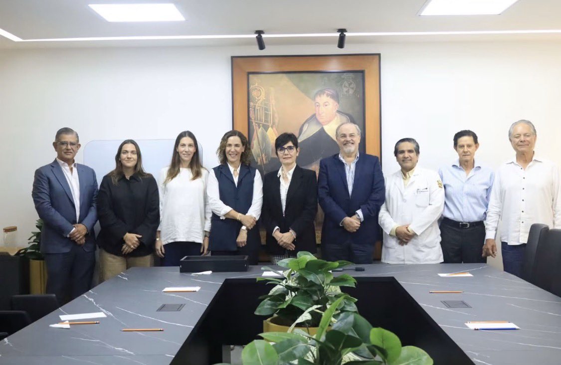FPetersenA's tweet photo. Acompañé a los Sres Carlos Behn ,Jaime Sahagún y Marisa Lazo con sus hijas al HC donde su generosidad se expresa diariamente . Gracias María Elena González por tus atenciones . Dar a la humanidad doliente es el mayor gesto de generosidad . Felicidades https://t.co/MK4R10m94s