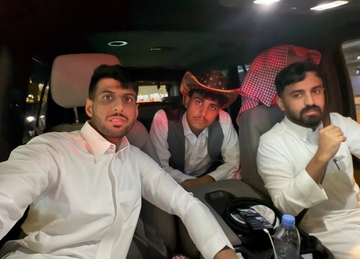 ixn_rii's tweet photo. تيم الابراج واضح مسوين شي اسطوري بمعنى الكلمه !!
اجتماعهم اخذ من 3-4 ساعات وهذي اشكالهم بعد الاجتماع :
على حسب تحليلاتي الموضوع له دخل بسفره امريكا انتوا وش تتوقعون؟ https://t.co/6A7g8m6roK