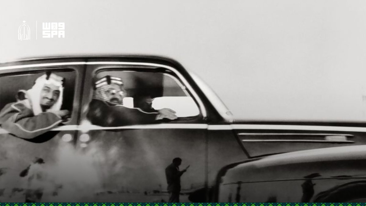 SPAregions's tweet photo. الملك عبدالعزيز -رحمه الله- يتفقد آبار النفط في المنطقة الشرقية عام 1366هـ (1947م)، ويظهر في الصورة الأمير فيصل بن عبدالعزيز.
#اليوم_الوطني_السعودي | #عزنا_بطبعنا 
#واس https://t.co/q1I6MBcpoY
