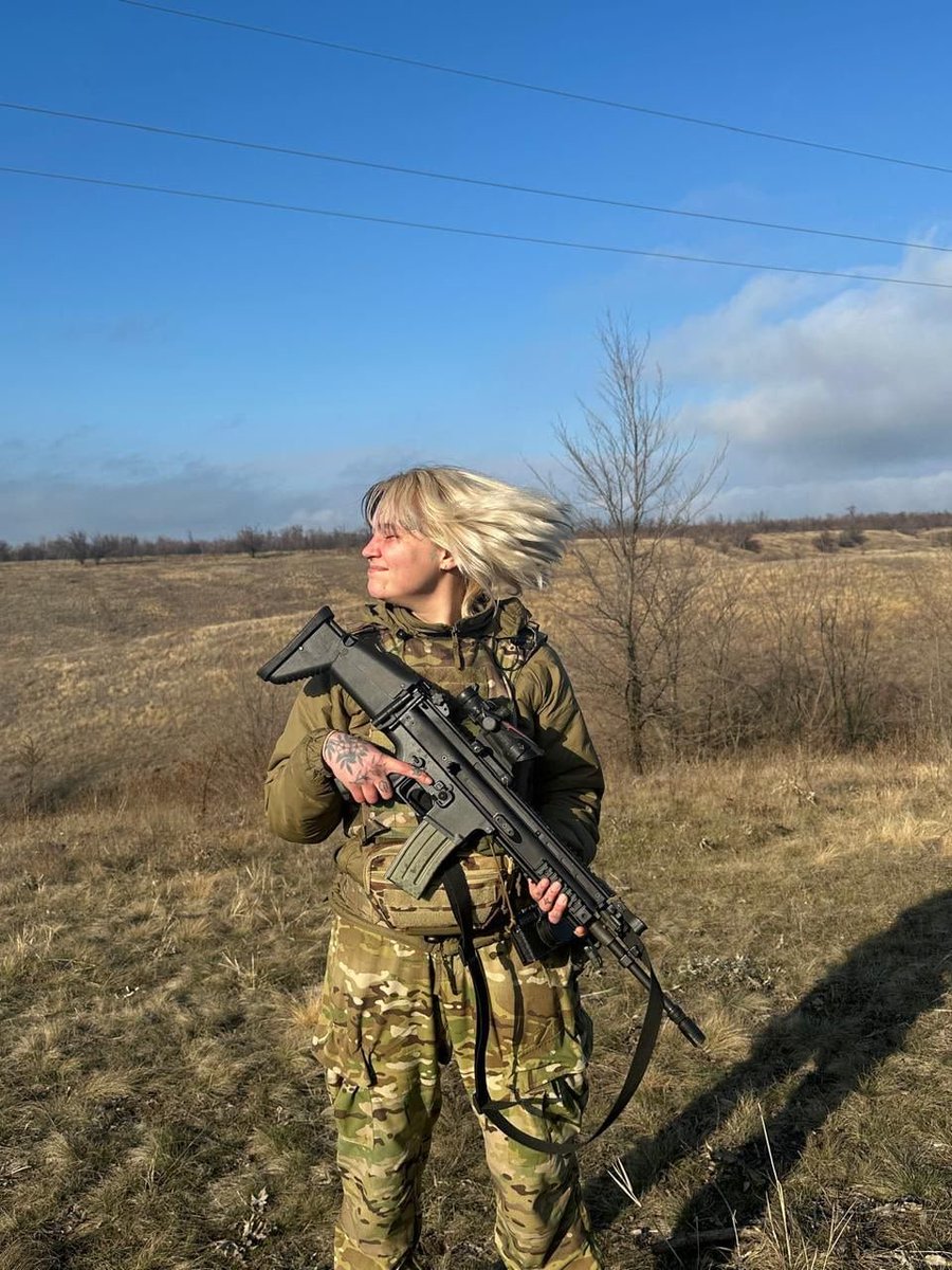 ASarnatska's tweet photo. Дорога родино, в мене до вас величезне прохання - підтримайте петицію.

На сайті Президента України зареєстровано петицію, щодо присвоєння найвищої державної нагороди — звання Героя України з удостоєнням ордена «Золота Зірка» (посмертно) — Лані Чорногорській (позивний «Саті»). Вона була не лише відважною операторкою та штурманом безпілотних систем окремого підрозділу «Удачники» Української добровольчої армії, а й талановитою журналісткою харківського медіа «Люк», мисткинею та непохитною громадською діячкою. Її життя трагічно обірвалося в перший день нового 2026 року на рідному Запорізькому напрямку під час повернення з бойового завдання внаслідок ворожого удару дрона.

Шлях Лани — це взірець свідомого вибору молодого покоління українців, яке мало б творити культуру мирної країни, але без вагань стало на її захист зі зброєю в руках. Від активізму за збереження архітектурної спадщини, безбар'єрність і права людини вона перейшла до волонтерства, а згодом — до виснажливого опанування тактичної медицини, топографії та складних комплексів БпЛА. Приєднавшись доброволицею до УДА, вона щоденно ризикувала життям на найскладніших відтинках фронту — від Покровського до Південного напрямків, де бездоганно коригувала вогонь та завдавала ударів по ворогу.

Лані навіки 26. Завдяки її роботі по корегуванню ударів по скупченню живої сили, техніки, логістики і складів ворога, Запоріжжя і Донбас стабільно очищались від рашистського бур'яна. Лана б встигла набагато більше як в мирному, так і військовому чи післявоєнному житті, якби не той дрон, який вбив її в перший день 2026-го. Тому відзначити її зіркою Героя України - це найменше, що можна зробити в честь цієї героїні