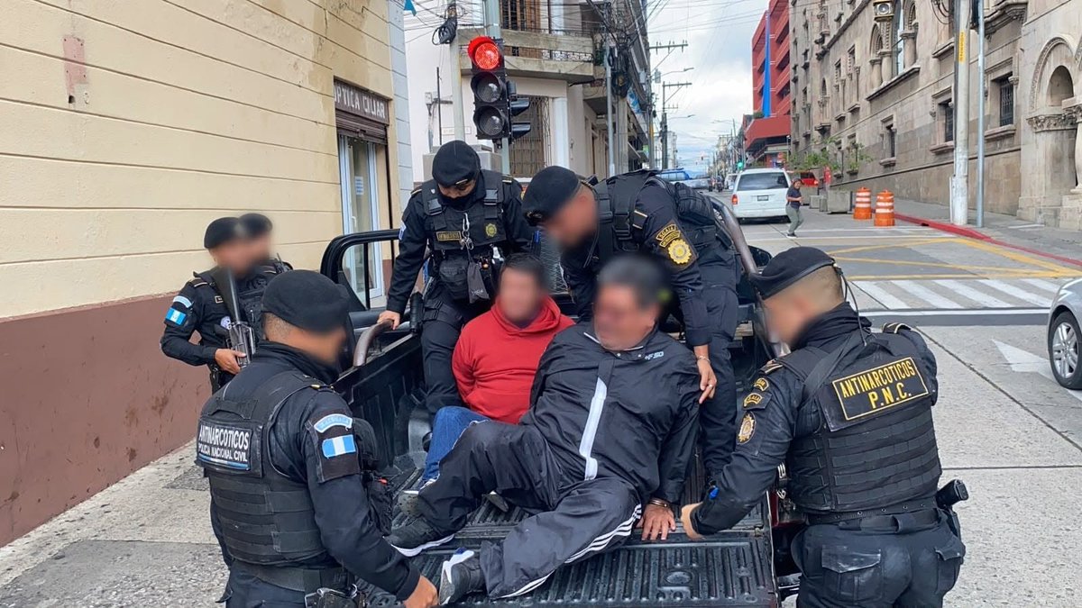 #AHORA @PNCdeGuatemala captura a dos presuntos integrantes de estructura de falsificadores de documentos en zona 1. En operativo, en cercanías del Ministerio…