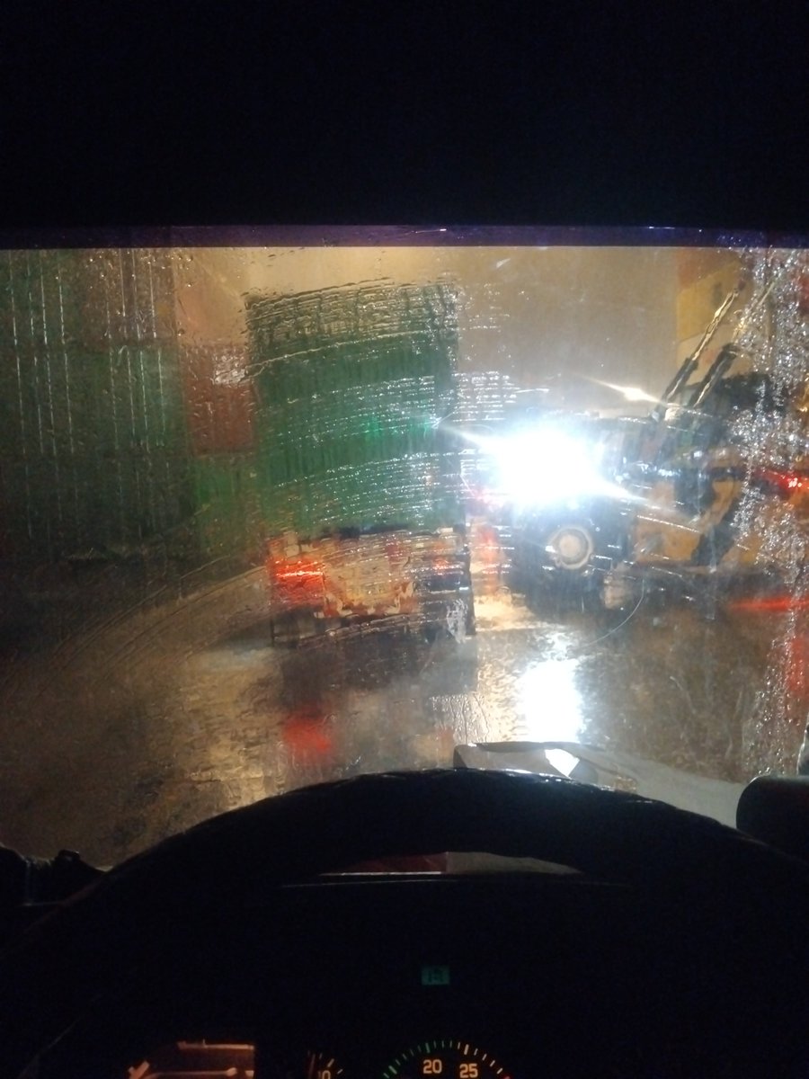 KumsaenKreeta's tweet photo. ฝนตกหนักก้แหยุดพัก แต่ความเหงายิ่งเพิ่มหนักเกินกว่าฝน#แหลมฉบัง#อ่าวอุดม#ศรีราชา https://t.co/welm2TrOkL
