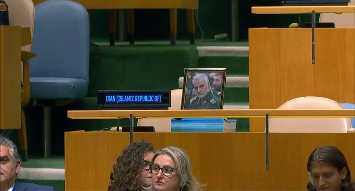 Sokhangu1's tweet photo. حضور قاسم سلیمانی موقع سخنرانی بی بی نتانیاهو در سازمان ملل 😂😂😂😂😂😂 https://t.co/oKnptTNyFf