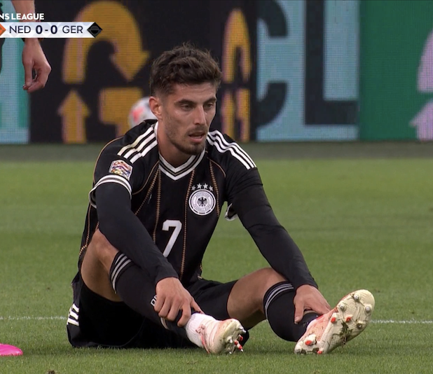 TouchlineX's tweet photo. 🚨 𝗠𝗔𝗝𝗢𝗥 𝗕𝗥𝗘𝗔𝗞𝗜𝗡𝗚: Kai Havertz with a BAD INJURY!

He is going OFF! ❌ https://t.co/im9Hfph77Z