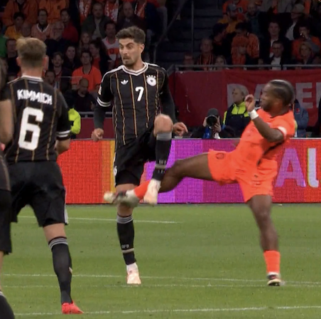 TouchlineX's tweet photo. 🚨 𝗠𝗔𝗝𝗢𝗥 𝗕𝗥𝗘𝗔𝗞𝗜𝗡𝗚: Kai Havertz with a BAD INJURY!

He is going OFF! ❌ https://t.co/im9Hfph77Z