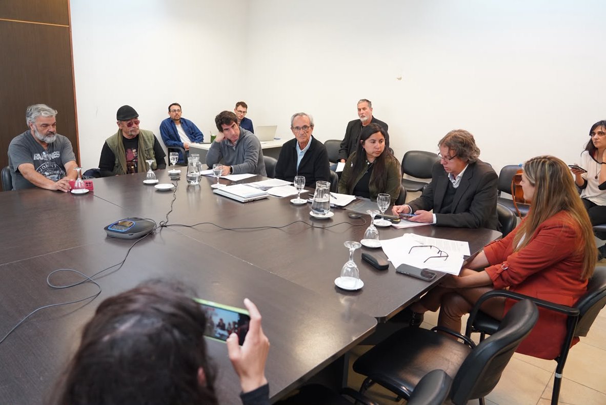 HCDiputadosBA's tweet photo. #Hoy | 🏛 Se reunió la comisión de Tierras y Organización Territorial, presidida por @NoeSaavedraDip, y en la misma se aprobaron distintos proyectos de Ley. https://t.co/Sm8vYfm3rj