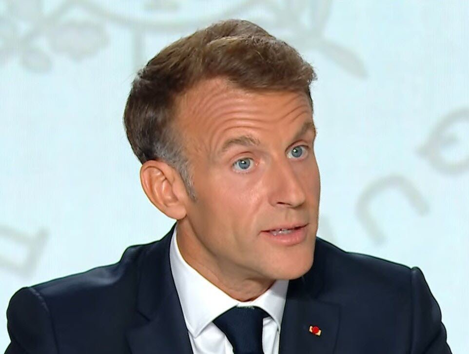 cyprien_ronze's tweet photo. 🇺🇦🇷🇺 Ce soir, Emmanuel Macron a refusé d'imputer la hausse des prix aux frappes ukrainiennes : et il a raison.

Contrairement à Donald Trump la semaine dernière, qui a demandé à Volodymyr Zelensky de mettre fin à sa campagne de frappes sur les raffineries russes pour pallier ses errances au Moyen-Orient.

Une bonne fois pour toutes : l'Ukraine NEST PAS responsable de la hausse des prix.
Il n'y a que deux responsables : Trump et Poutine.
