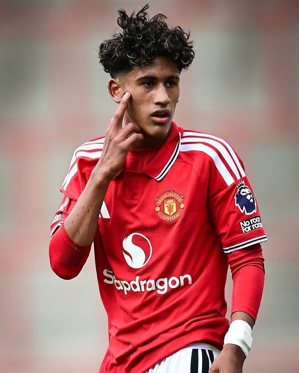 DraxCr7's tweet photo. 🚨🔵🔴 BREAKING: Barcelona sporting director Deco denies interest in Manchester United wonderkid JJ Gabriel.

“We are not interested in players in his situation. We are not involved.”

🇪🇸 Barça distance themselves from the JJ Gabriel situation. https://t.co/VkBsI2ztaY