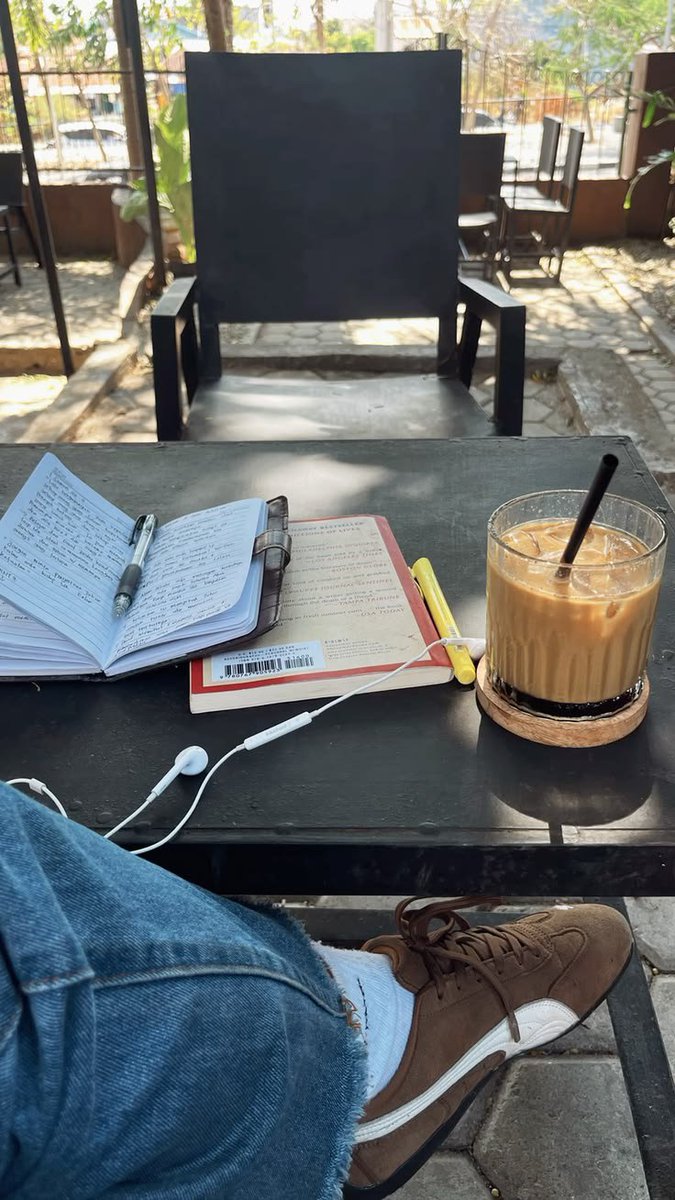 dayydreamaa's tweet photo. Book, music, and coffee ☕📚🎧 https://t.co/pClrNZLZLr