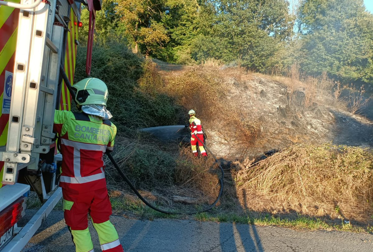 112Cantabria's tweet photo. Incendio de matorral el #Llerana #Saro. Bomberos @cantabriaes extinguen las llamas y refrigeran el perímetro. https://t.co/mkCiEHCYyj
