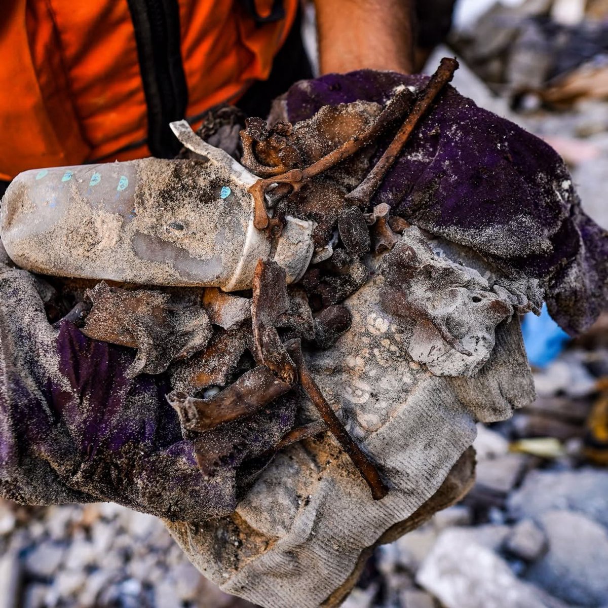 gazanotice's tweet photo. 🚨 BREAKING: Gaza Civil Defense teams recovered human remains, bones, and body parts believed to belong to 7–9 members of the Attallah family from beneath the rubble of their home on Al-Sahaba Street in Gaza City, more than two and a half years after it was targeted by Israel on December 8, 2023.