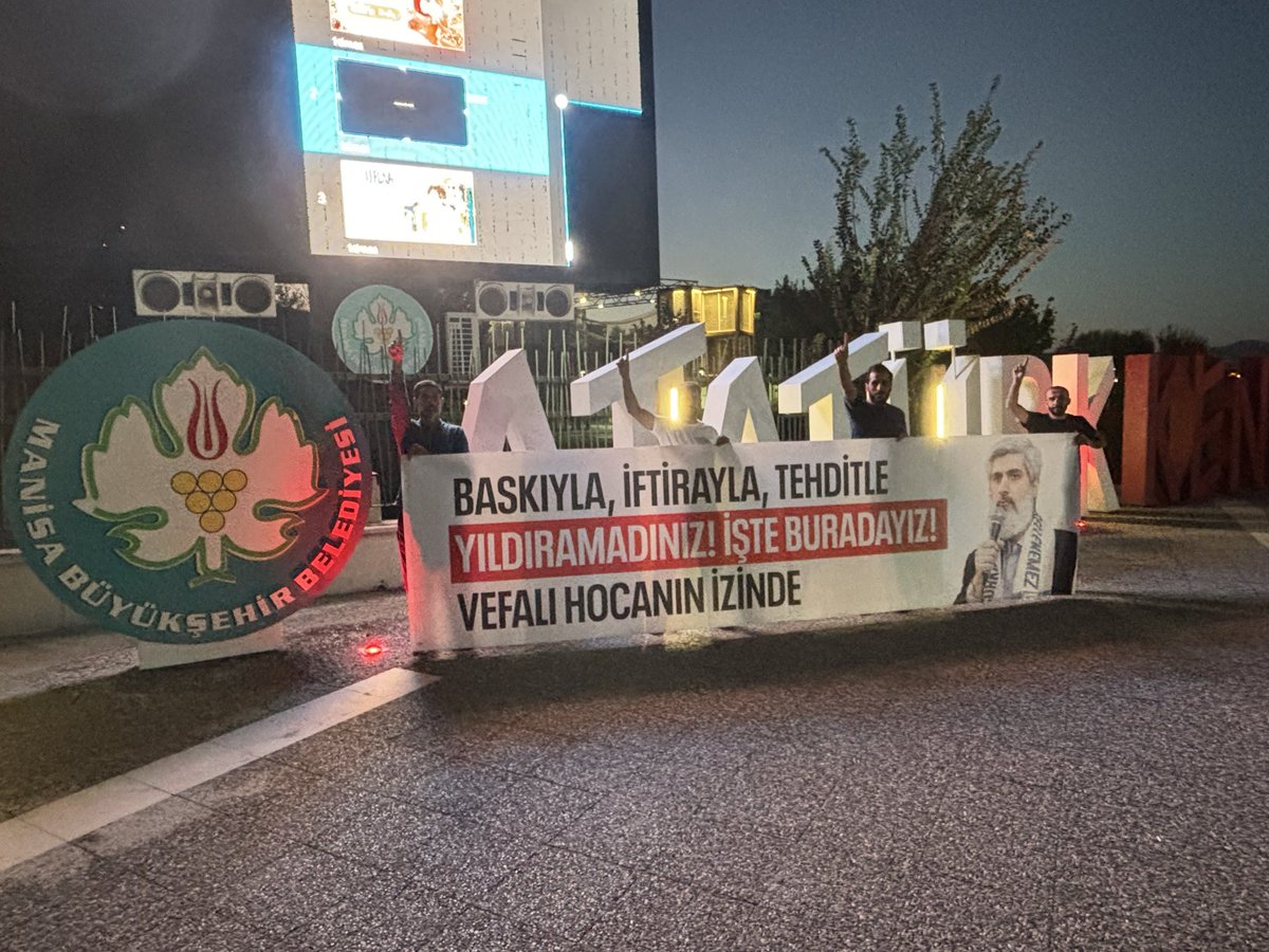 furkanhareketiT's tweet photo. 📍Manisa | Trafik Işıklarında Pankart ve Branda Açma 

Furkan Hareketi mensupları Alparslan Kuytul Hocaefendi’ye cezaevinde yapılan hak ihlallerine, baskılara, baskınlara, hukuksuzluklara, psikolojik şiddete karşı tepki amaçlı trafik ışıklarında pankart ve branda açtılar. 

AlparslanHocaya Ozgürlük
SemraHocaya Ozgürlük 
FurkanGönüllülerine Ozgürlük 
Ozgürlükiçin Meydandayız