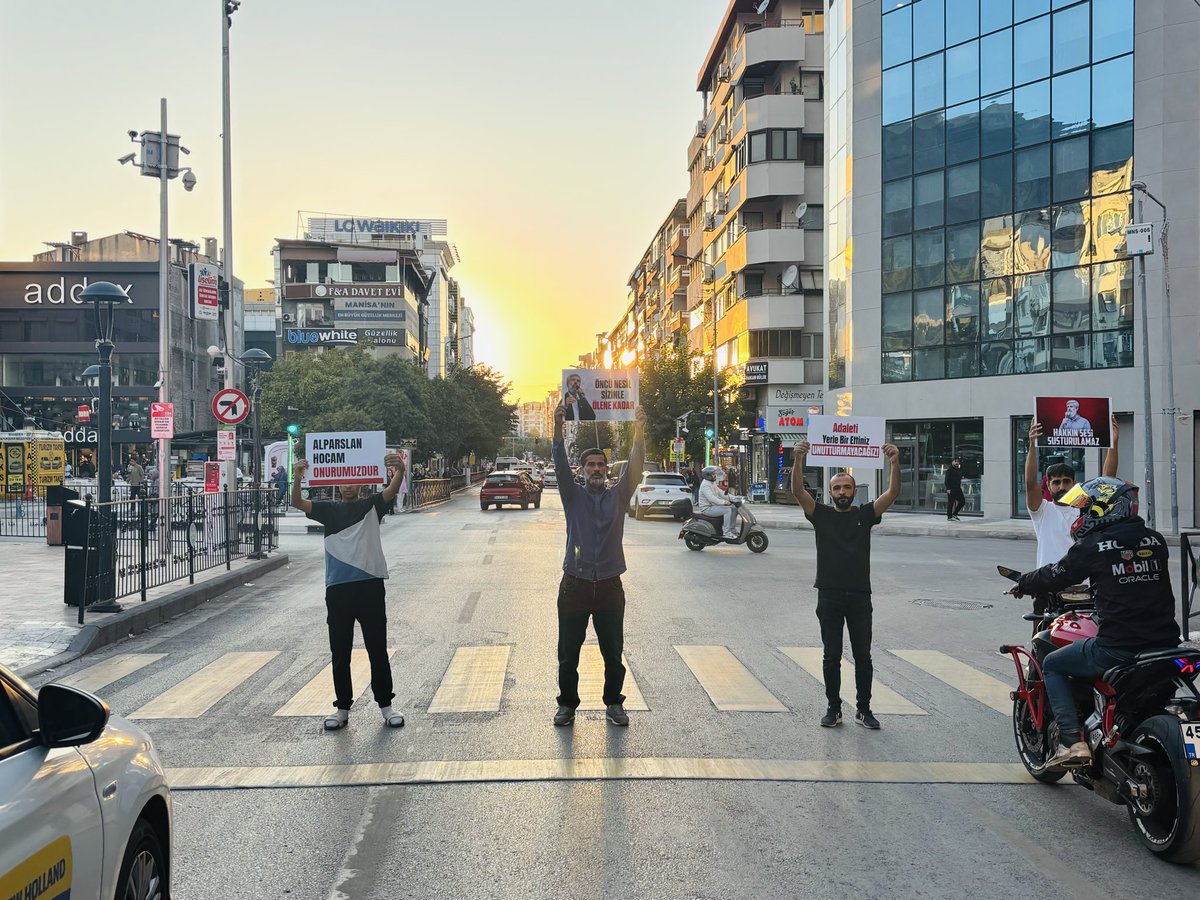 furkanhareketiT's tweet photo. 📍Manisa | Trafik Işıklarında Pankart ve Branda Açma 

Furkan Hareketi mensupları Alparslan Kuytul Hocaefendi’ye cezaevinde yapılan hak ihlallerine, baskılara, baskınlara, hukuksuzluklara, psikolojik şiddete karşı tepki amaçlı trafik ışıklarında pankart ve branda açtılar. 

AlparslanHocaya Ozgürlük
SemraHocaya Ozgürlük 
FurkanGönüllülerine Ozgürlük 
Ozgürlükiçin Meydandayız