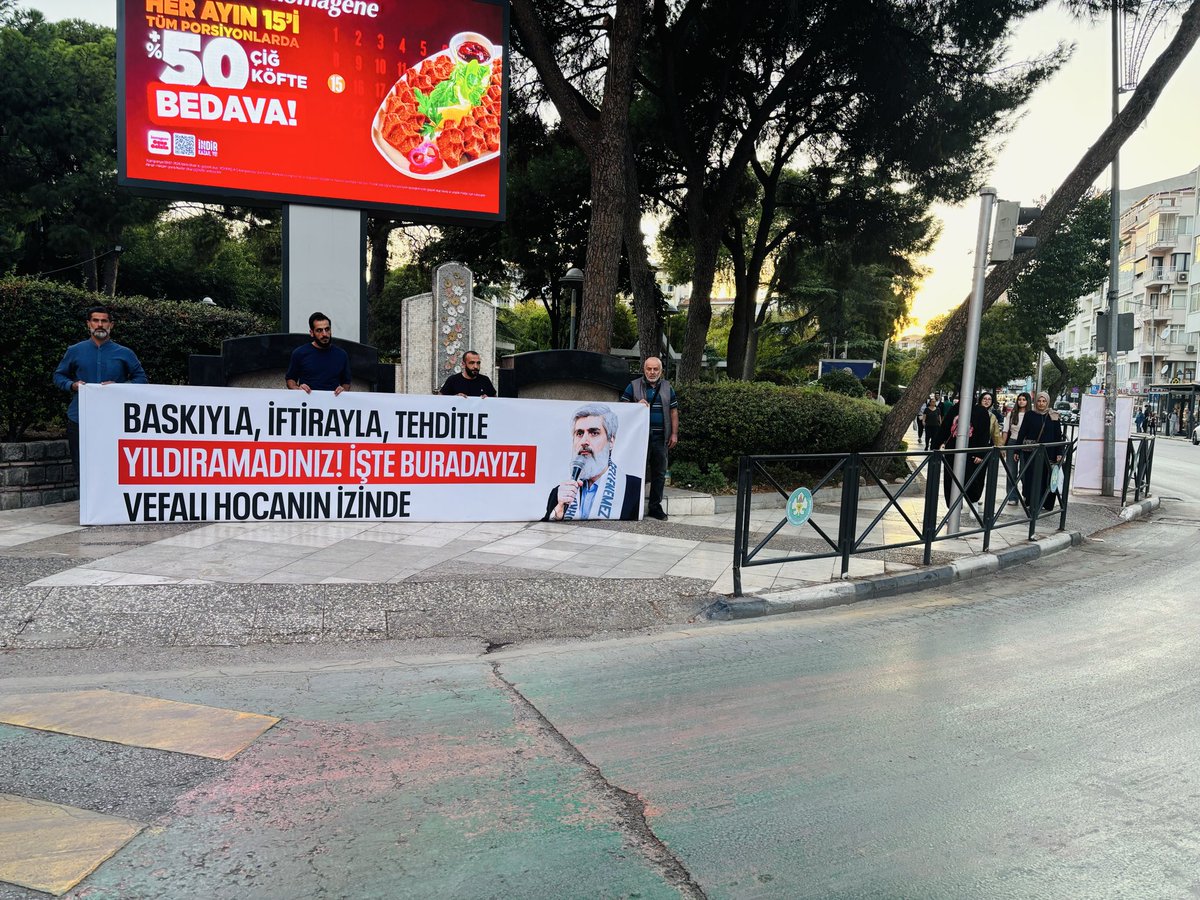furkanhareketiT's tweet photo. 📍Manisa | Trafik Işıklarında Pankart ve Branda Açma 

Furkan Hareketi mensupları Alparslan Kuytul Hocaefendi’ye cezaevinde yapılan hak ihlallerine, baskılara, baskınlara, hukuksuzluklara, psikolojik şiddete karşı tepki amaçlı trafik ışıklarında pankart ve branda açtılar. 

AlparslanHocaya Ozgürlük
SemraHocaya Ozgürlük 
FurkanGönüllülerine Ozgürlük 
Ozgürlükiçin Meydandayız