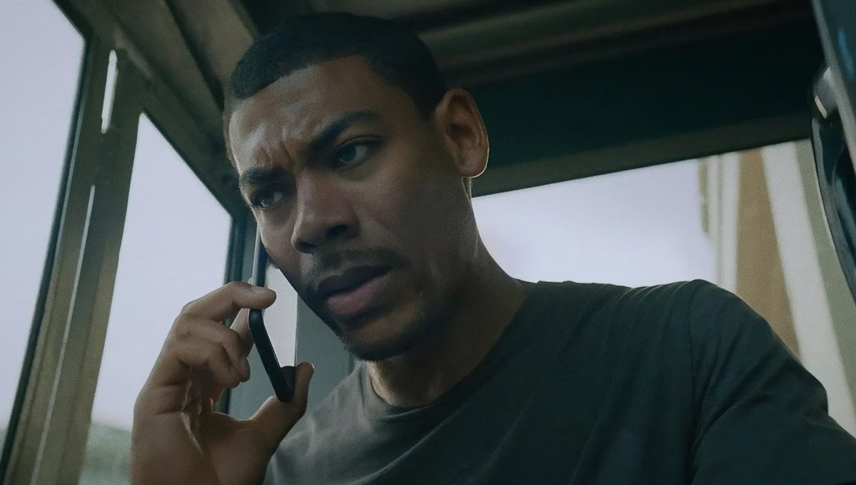 OTUN_SHA's tweet photo. Is anyone else hyper-fixated on how we almost never see John’s parents in the present-day storyline? 

Every time he speaks to them, the background drops away, camera tightly frames only him, he’s isolated at a payphone and we’re literally locked into his headspace. We hear their voices, but we're never really shown their side of the conversation🤔😕