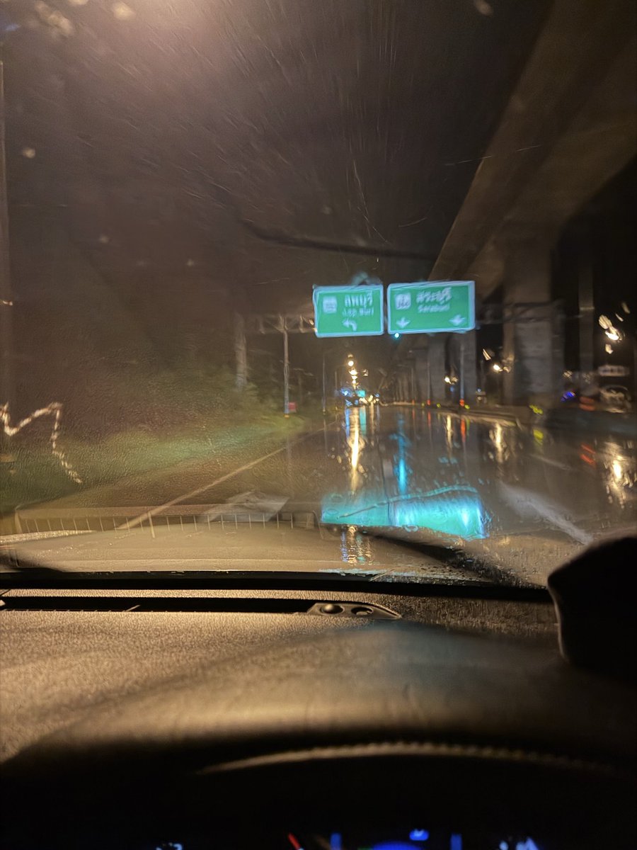 KitsaNaifho's tweet photo. ฝนก็ตก คนก็เหงา #ลพบุรี #ลพบุรีตอนนี้ https://t.co/T2DjVXSEbj