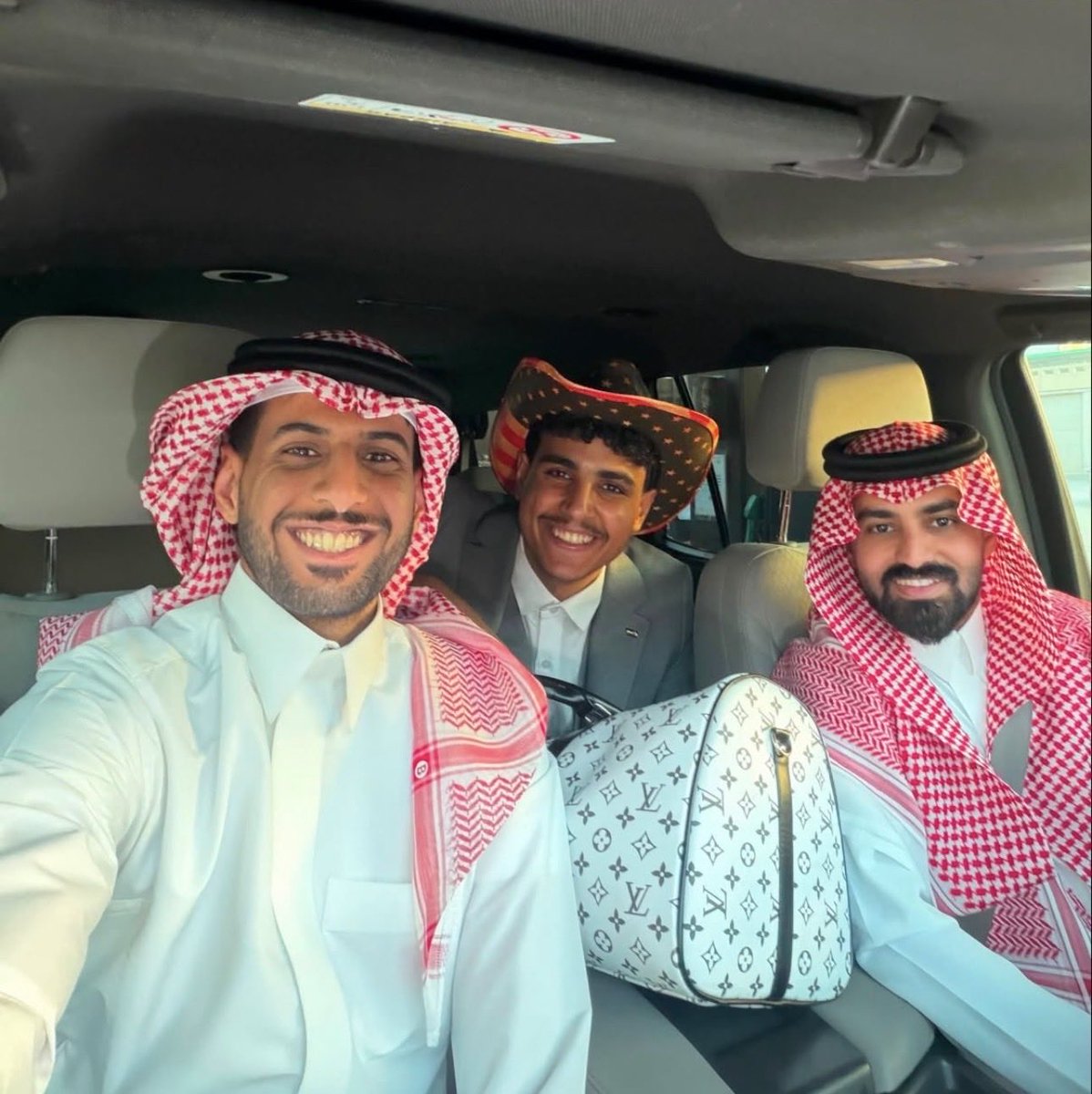 ixn_rii's tweet photo. الفرق بين الصورتين 😭!!
الاولى قبل الاجتماع 
والثانيه بعد الاجتماع https://t.co/R8peoiVzkA