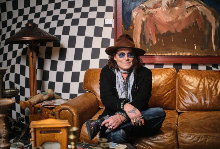 JhonnyDeepuevc's tweet photo. https://t.co/KxQBYAbDIm
New photos of God Dad (#JohnnyDepp) &amp; The BunnyMan Statue at Shanghai for the latest iteration of A Bunch Of Stuff, ‘Figures of The Fringe’ at Modern Art Museum Shanghai. 😁

(Credits to 永远的男神杰克船长Johnny Depp约翰尼·德普’s RedNote | 小红书) https://t.co/HC5k1Jqvnd