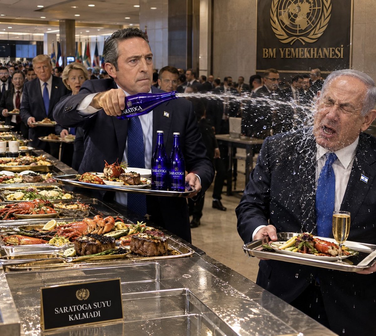 asmarcatr's tweet photo. 🥘🥘🥘 Birleşmiş Milletler yemekhanesinde bugün yemek alan Ali Koç, arkasında Netanyahu’yu görünce tezgahtaki son kalan 3 suyu da kendi tepsisine koyar.

💦 Netanyahu “Hey wtf mate?” falan diyince Ali Koç: “Su mu istiyorsun al sana su mınakoduğum” minvalinde bir tepkiyle şişesi 10 BİN TL olan koca bir Saratoga mineralli sparkling water suyunu lavuğun üstüne boşaltır.

🍆 Ali Koç: “Filistin’deki çocuklar senin yüzünden günlerce susuz kalıyor hadi s*ktir git şimdi!” diyip raconu keserek sakince yerine doğru uzaklaşır.

👏 Olayı gören birçok fakir zavallı Afrikalı, aç Latin ülkelerin başkanları falan şaşkınlıkla Ali Koç’u destekleyip alkışlarlar.