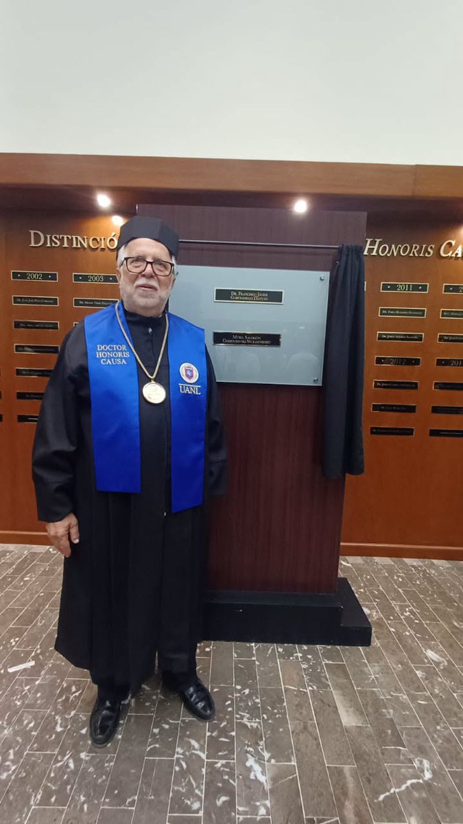 ColegioNal_mx's tweet photo. ¡Enhorabuena! Hoy la @uanl otorgó el doctorado honoris causa a Javier Garciadiego, historiador especialista en la historia de la Revolución mexicana, así como del periodo de finales del siglo XIX a mediados del XX. Fue director general del INEHRM y presidente de @elcolmex  (2005-2015). Desde 2017 es director de la #CapillaAlfonsina y una de las voces más importantes en el estudio de Alfonso Reyes.

👏👏👏👏👏👏👏👏

Fotografía: @bellasartesinba y #CapillaAlfonsina.