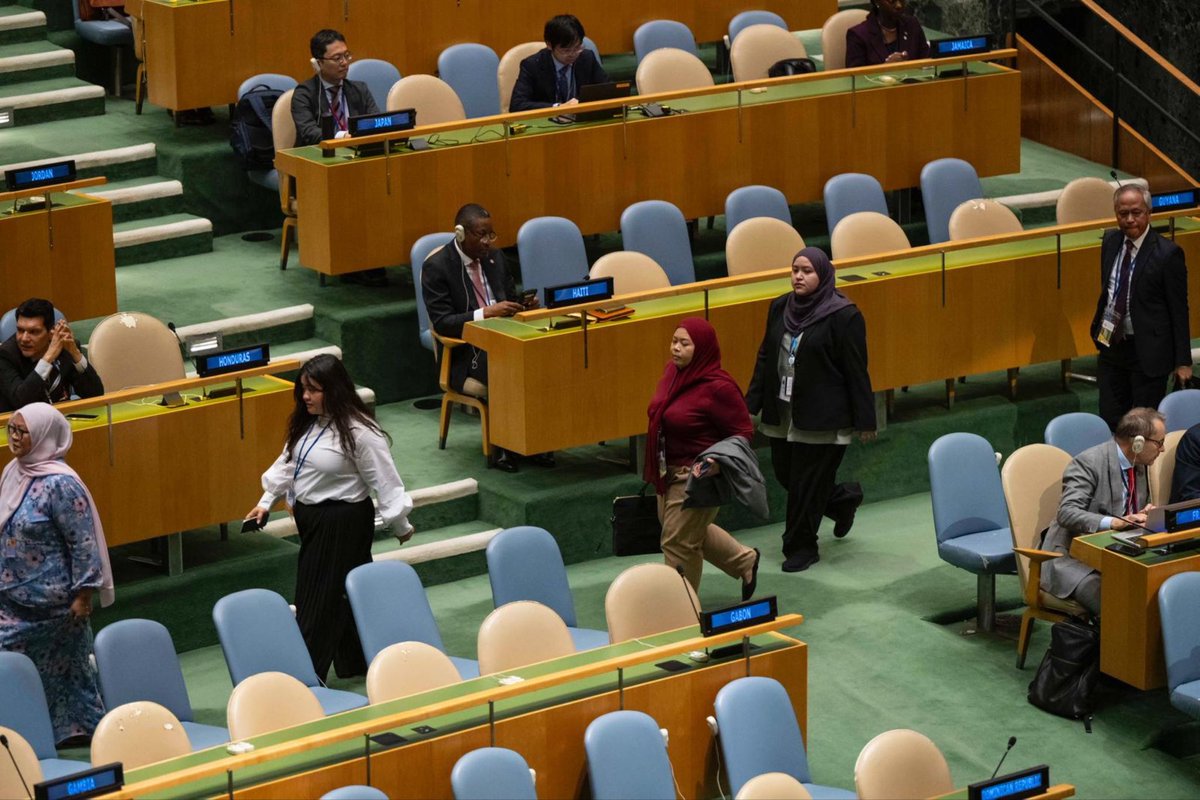 thhsynkrgz's tweet photo. Netanyahu’nun BM’deki konuşması sırasında

Salonu terk etmeyenlerden bazıları

BAE 
İrlanda
Japonya
Fransa
Belçika
Yunanistan
Güney Kıbrıs Rum Yönetimi
Yunanistan 
Belçika
El Salvador
Haiti

Gördüklerinizi ekleyebilirsiniz ⬇️ https://t.co/wyKpycjgqt