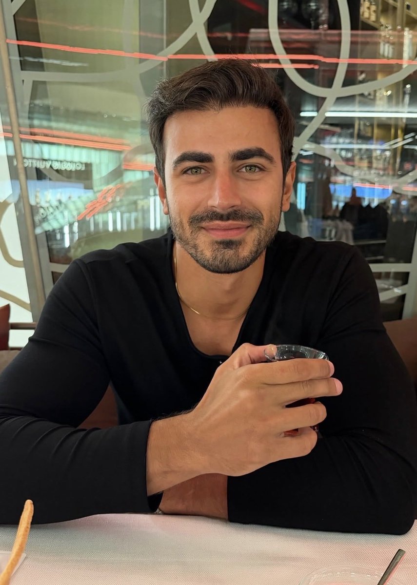 theskyyispink's tweet photo. Emin's picture is old. Not from today. 

Because they've @bobbibrownturkiye event today in the afternoon. It's till evening/night. It's impossible for others to attend.

So the conclusion is: he's not in Istanbul. He's in Bodrum with a girl.

EmSu flopped ship.

#Arafta https://t.co/fr9Wk3OJdg