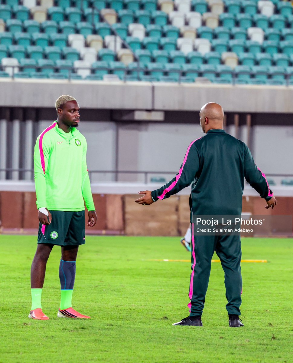 PoojaMedia's tweet photo. Eric Chelle having a deep conversation with George Ilenikhena in their last training session ahead of Madagascar clash. https://t.co/jPD3Tn8eKs