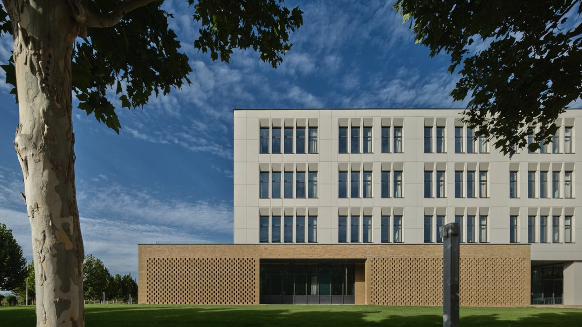JujiangArt's tweet photo. Custom cladding solutions for public and commercial architecture, creating visually striking and long-lasting building exteriors. 
#ArchDaily #FacadeDesign #ModernBuilding#CommercialBuilding https://t.co/jtG4Ff0P9J