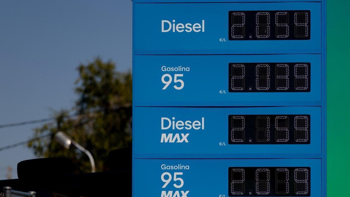 Anonymous_TA's tweet photo. Vosotros sois MUY jovenes pero ayer el litro de Gasolina y Diesel esta por encima de los 2€

Pero claro aquí no todos somos Maricarmen https://t.co/HYj3SpyLYD
