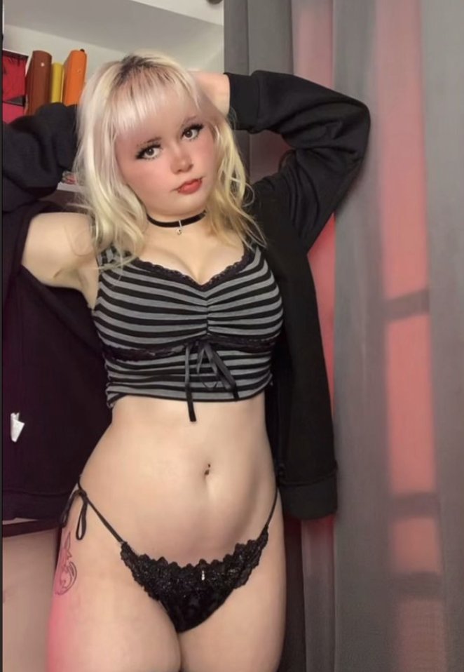 reddmoonx's tweet photo. low or high waisted? https://t.co/ChBX7yjsqw