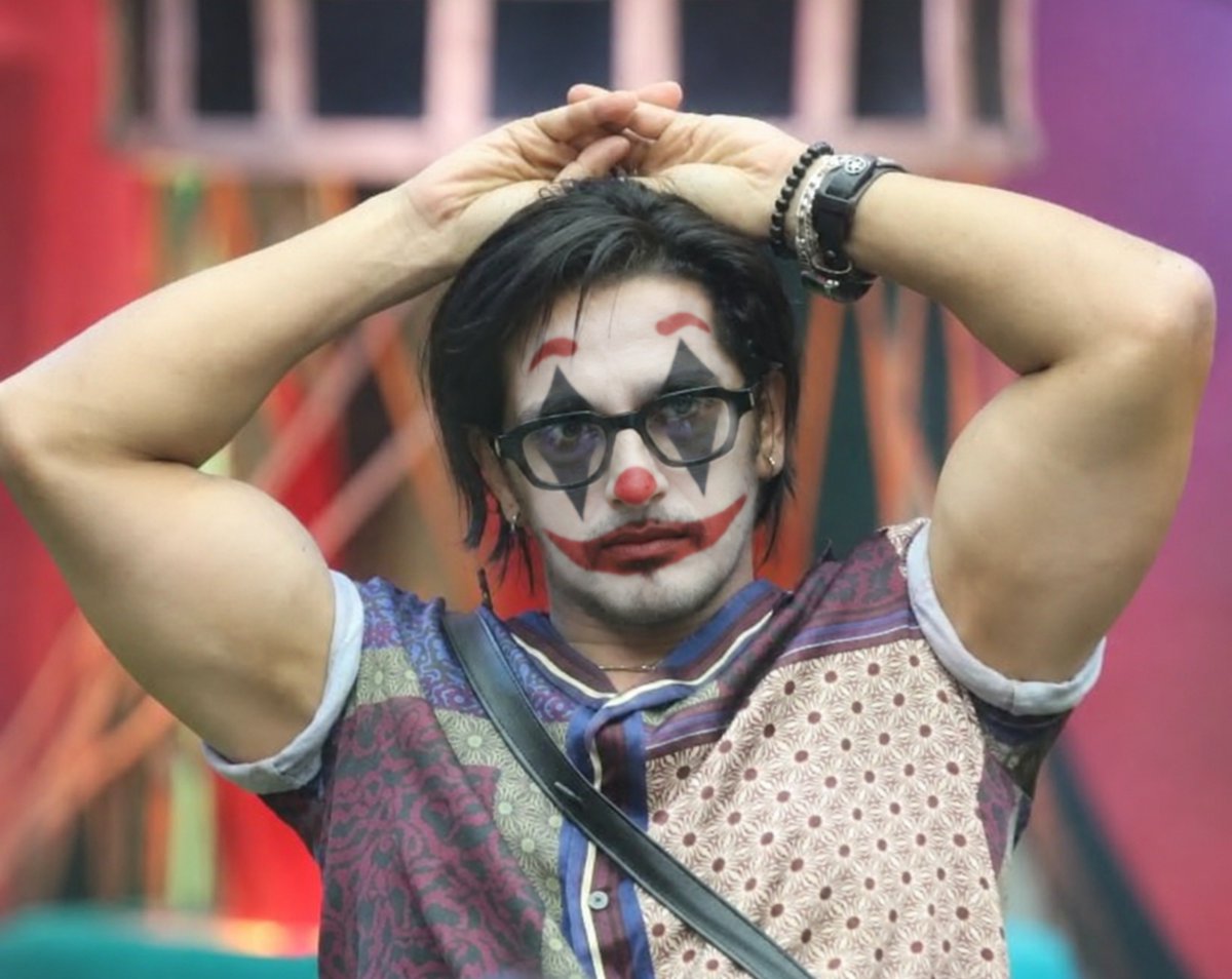 divyanshuu4's tweet photo. @NeoBiggBossiya Shakal aur harkatein dono matching hain poora circus ka joker lagta hai.

SUWAR QAZI KE SU'AR FANS https://t.co/RjdOFSiT1I