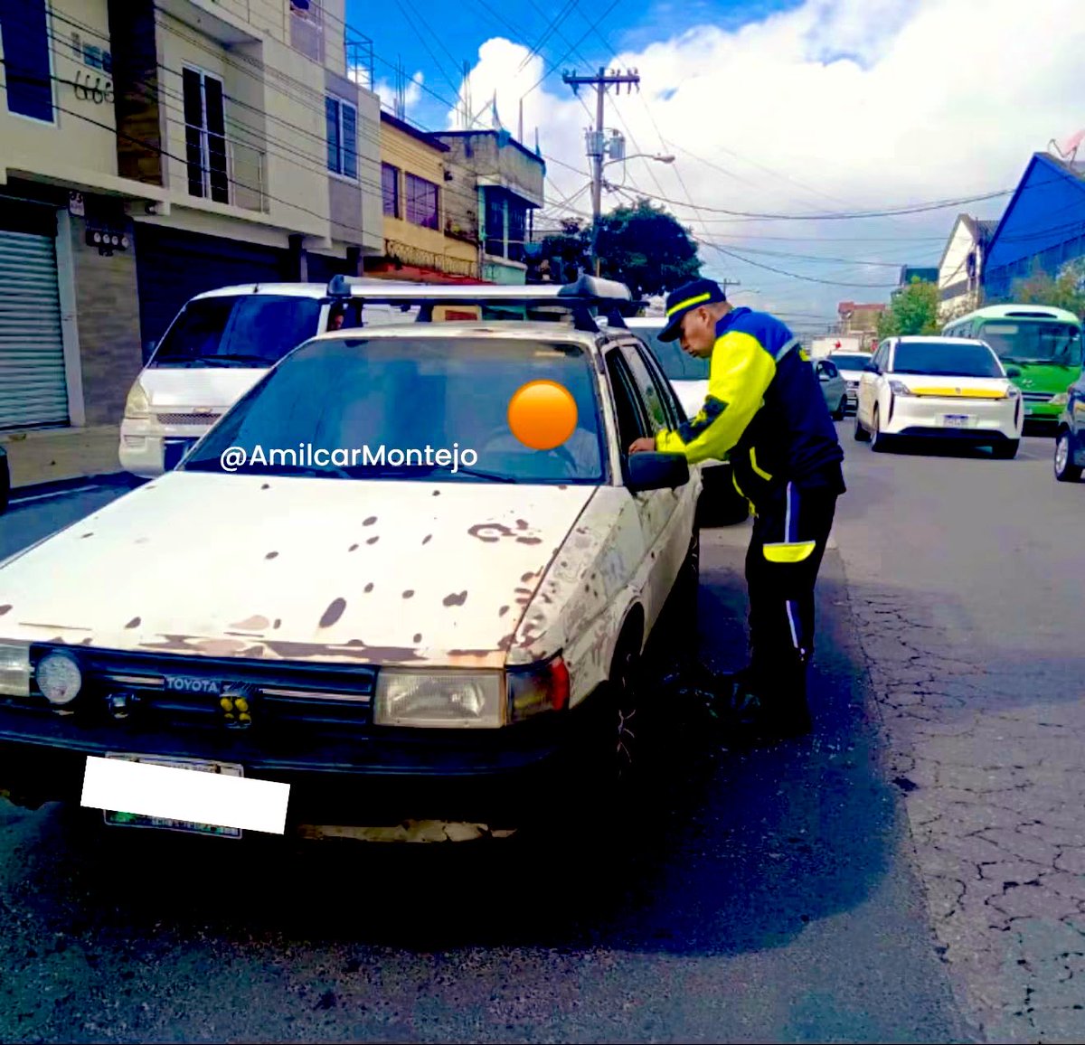 ¡Se les opuso! En la 18 avenida 8 calle zona 12, conductor fue asaltado, como se negó a entregar todo lo que le pedían, le quiebran vidrio del vehículo y se …