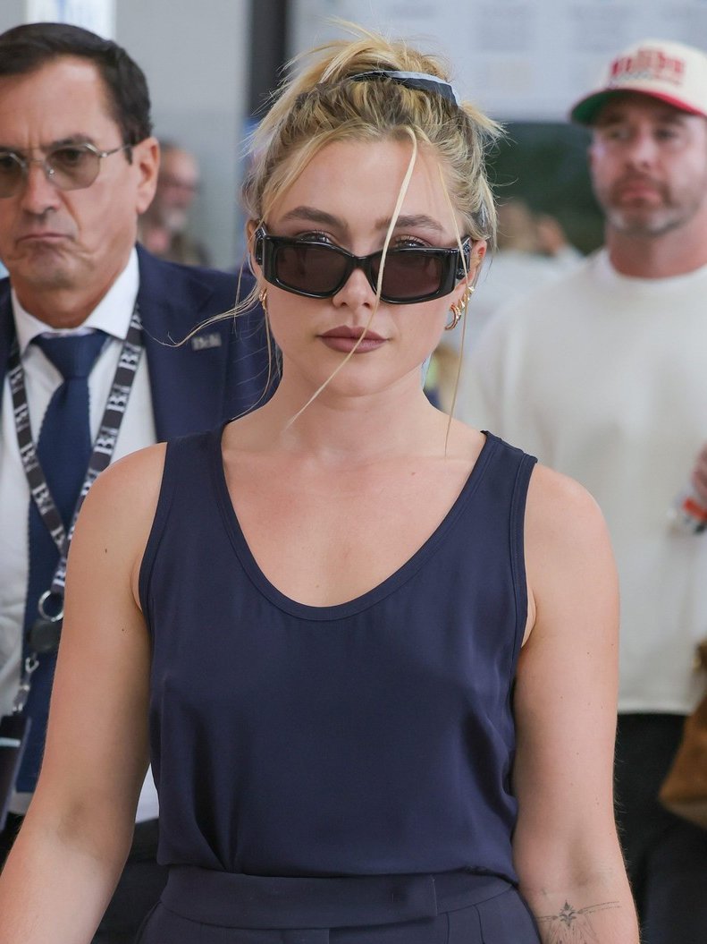 onlycoments's tweet photo. Florence pugh's back, legs, arms, entire face… whole her… her whole fucking existence... like yes girl we need to see ALL of it... https://t.co/Y7TZxX0QGO