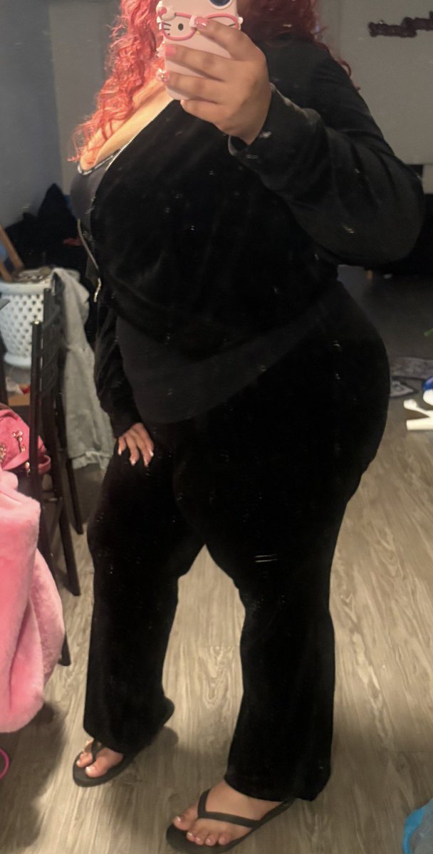 cherrycakes222's tweet photo. cute tracksuit moment 💗

#fitcheck #content4sale #redhair #latina https://t.co/wTQlFtuwVx