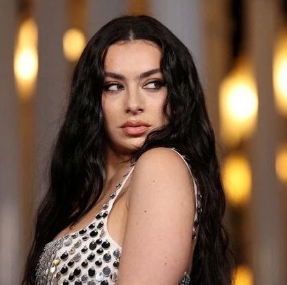 updatecharts's tweet photo. Charli xcx foi anunciada como uma das apresentadoras do #VMAs deste ano. https://t.co/G65slJQPyH