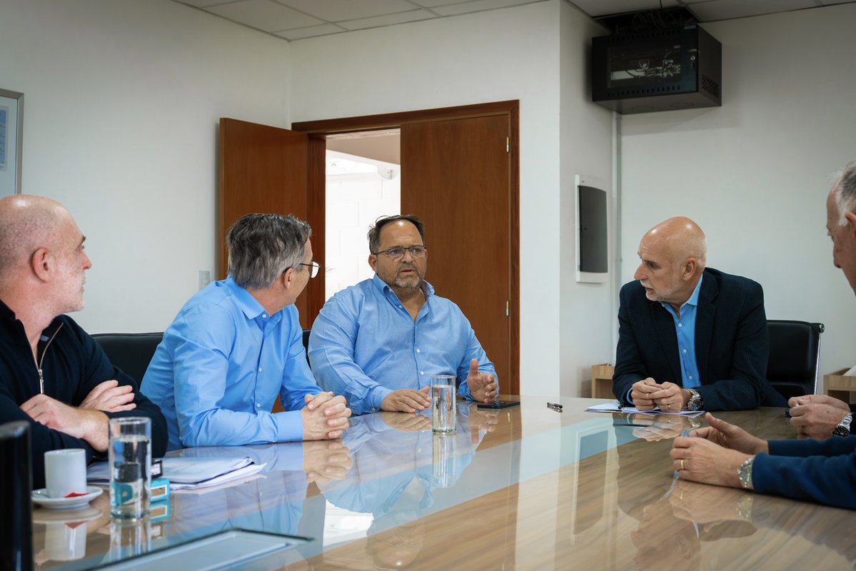 CamdelasSierras's tweet photo. Hoy firmamos el contrato con la empresa A. PE. S.A., que ganó la licitación para ejecutar la rehabilitación de la calzada norte de la Autopista #Pilar Córdoba, en los 10 km comprendidos entre el distribuidor de Capilla de los Remedios y el anillo de #Circunvalación de Córdoba. https://t.co/h6JcmuQ9Po