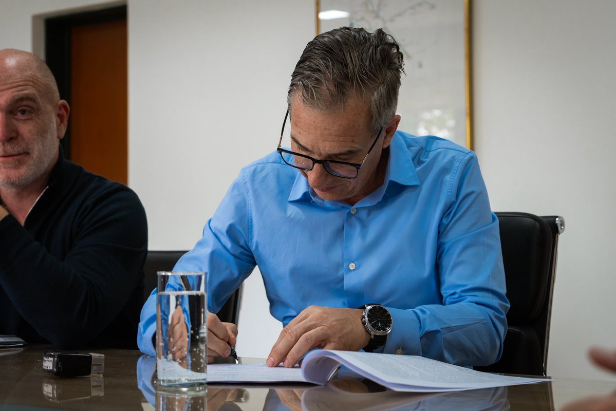 CamdelasSierras's tweet photo. Hoy firmamos el contrato con la empresa A. PE. S.A., que ganó la licitación para ejecutar la rehabilitación de la calzada norte de la Autopista #Pilar Córdoba, en los 10 km comprendidos entre el distribuidor de Capilla de los Remedios y el anillo de #Circunvalación de Córdoba. https://t.co/h6JcmuQ9Po