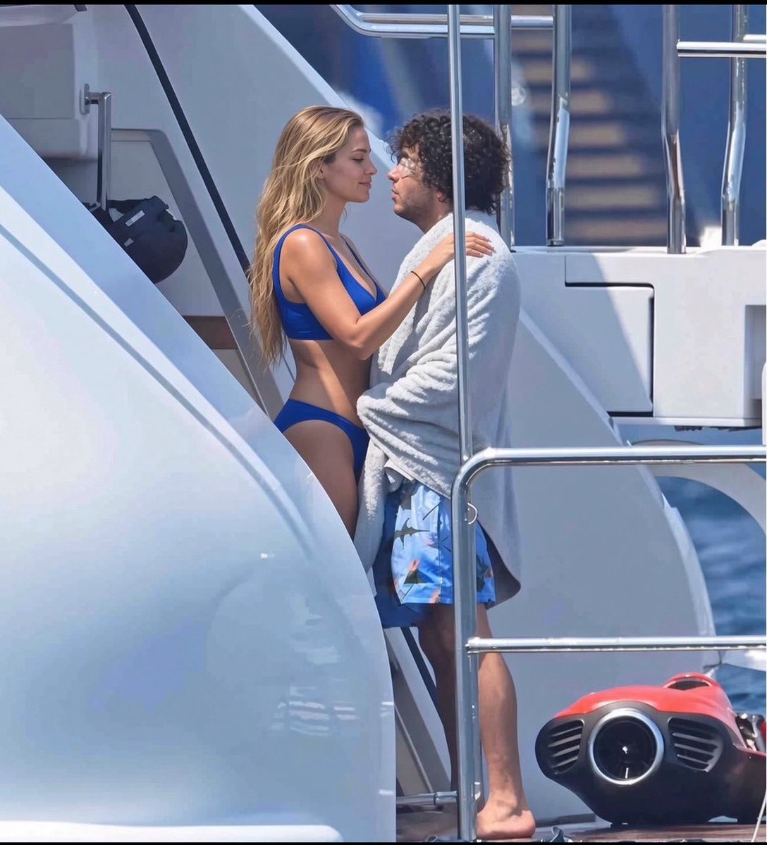 yk_xiany's tweet photo. Selena Gomez reportedly broke down in tears during an Instagram Live after her husband Benny Blanco was spotted in Ibiza with another woman. 💔

Reports has claimed the girl he was with was a 20 year old only fan creator from westconsin

Selena 🗣️: “It’s heartbreaking how Benny has been treating me. He left me in Italy and went off with another woman… I haven’t seen him in days. I’m done with this marriage. I’m moving out of our house.”💔💔