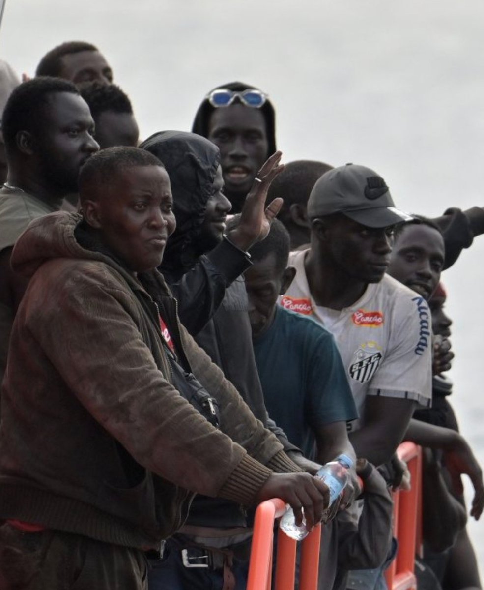 CanarioToday's tweet photo. 🚨#CANARIAS | 725 inmigrantes ilegales en 48 horas (10 embarcaciones).

📷 La última en #ElHierro con 107.

⚠️ Ya son 3.011 solo en la isla, en 26 embarcaciones. 

Siendo este mes el de mayor llegadas con 533 en 5 embarcaciones. https://t.co/WThiOdEK6o