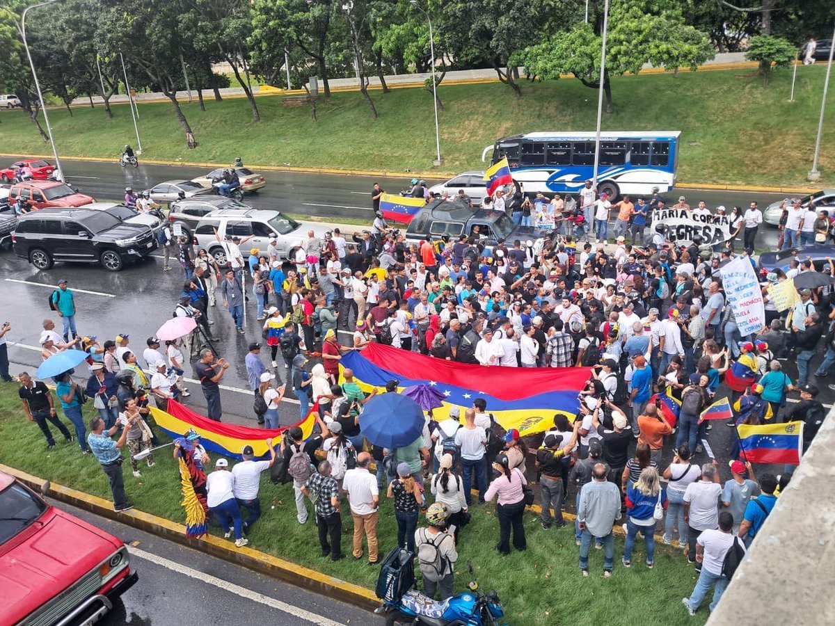 Chiqui_new's tweet photo. El mismo lugar del vídeo que postea Emmanuel pero desde arriba, un grupo de no más de 100 personas trancaron la autopista, detuvieron el tráfico, causaron molestias, se tomaron la foto, cobraron el cheque y se fueron https://t.co/YxQsG9mleM
