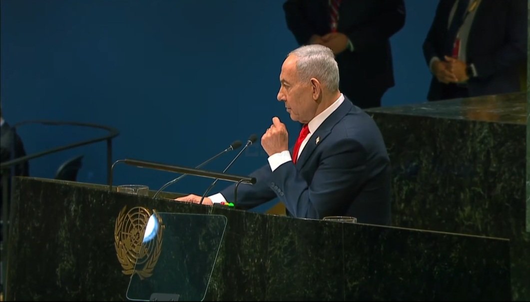 IsraelPersian's tweet photo. نخست‌وزیر نتانیاهو: خطاب به معترضانی که بیرون از اینجا هستند، و خطاب به نمایندگان ریاکاری که این سالن را ترک کردند، می‌پرسم: وقتی دیکتاتورهای جمهوری اسلامی ده‌ها هزار غیرنظامی ایرانی بی‌سلاح را قتل‌عام و مجروح کردند، شما کجا بودید؟ وقتی هزاران نفر از مردم خودشان را قتل‌عام و مجروح کردند، شما کجا بودید؟ کجا بودید؟ آیا تظاهرات گسترده برگزار کردید؟ اعتصاب غذا کردید؟ آیا در برابر نمایندگی ایران در سازمان ملل اعتراض کردید؟ نه. نه، چنین کاری نکردید؛ چون شما معترضان قلابی حقوق بشر هستید.
درباره ایران هم چیزی نگفتید. همین حالا هم درباره ایران چیزی نگفتید. اما می‌خواهم خبر خوبی به شما بدهم. با وجود سکوت شما، با وجود ریاکاری شما، فقط مسئله زمان است که در ایران اتفاقی شگفت‌انگیز رخ دهد. قدرت مردم بر کسانی که در قدرت هستند غلبه خواهد کرد.
می‌خواهم به سخنانم با دقت گوش کنید. روزی، و شاید آن روز چندان دور نباشد، مردم ایران آزاد خواهند شد. این حکومت جنایتکار، زیر بار دروغ‌هایش، فسادش و بی‌رحمی‌اش، سرنگون خواهد شد. این حکومت شرور سقوط خواهد کرد و همه ما آن روز را جشن خواهیم گرفت.