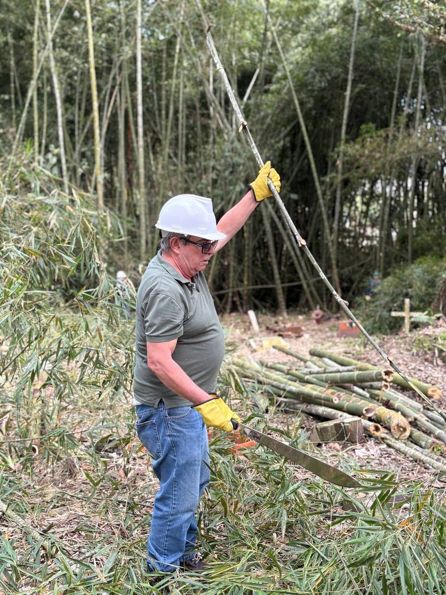 SAADfirmantes's tweet photo. 🪏Trabajos de remoción de vegetación previos a las excavaciones para buscar personas dadas por desaparecidas en el conflicto armado.🔎

Cumplir las sanciones impuestas por la justicia transicional es defender el Acuerdo de Paz y las instituciones que surgieron tras su firma🖋🕊️ https://t.co/5iEwPUJ7Gf