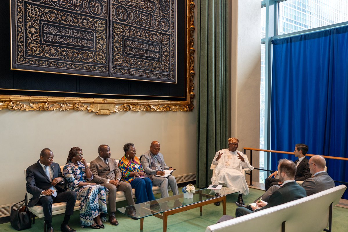 MinPres's tweet photo. Ghana is één van onze belangrijkste partners op het Afrikaanse continent. Met veel concrete samenwerking, zoals op handel, landbouw en de strijd tegen de georganiseerde misdaad. En een partner in het verdedigen van het internationaal recht.
 
Met president Dramani Mahama sprak ik in New York over mogelijkheden om de relatie tussen onze landen uit te breiden, zoals op het gebied van handel, migratie en het tegengaan van drugscriminaliteit. Ook ging het over de teruggave van cultureel erfgoed, en de voortrekkersrol die Ghana speelt in de VN over de omgang met het slavernijverleden.
 
Ik kijk uit naar de verdere samenwerking tussen onze landen; een goede partner op het Afrikaanse continent is voor Nederland en Europa van groot belang.