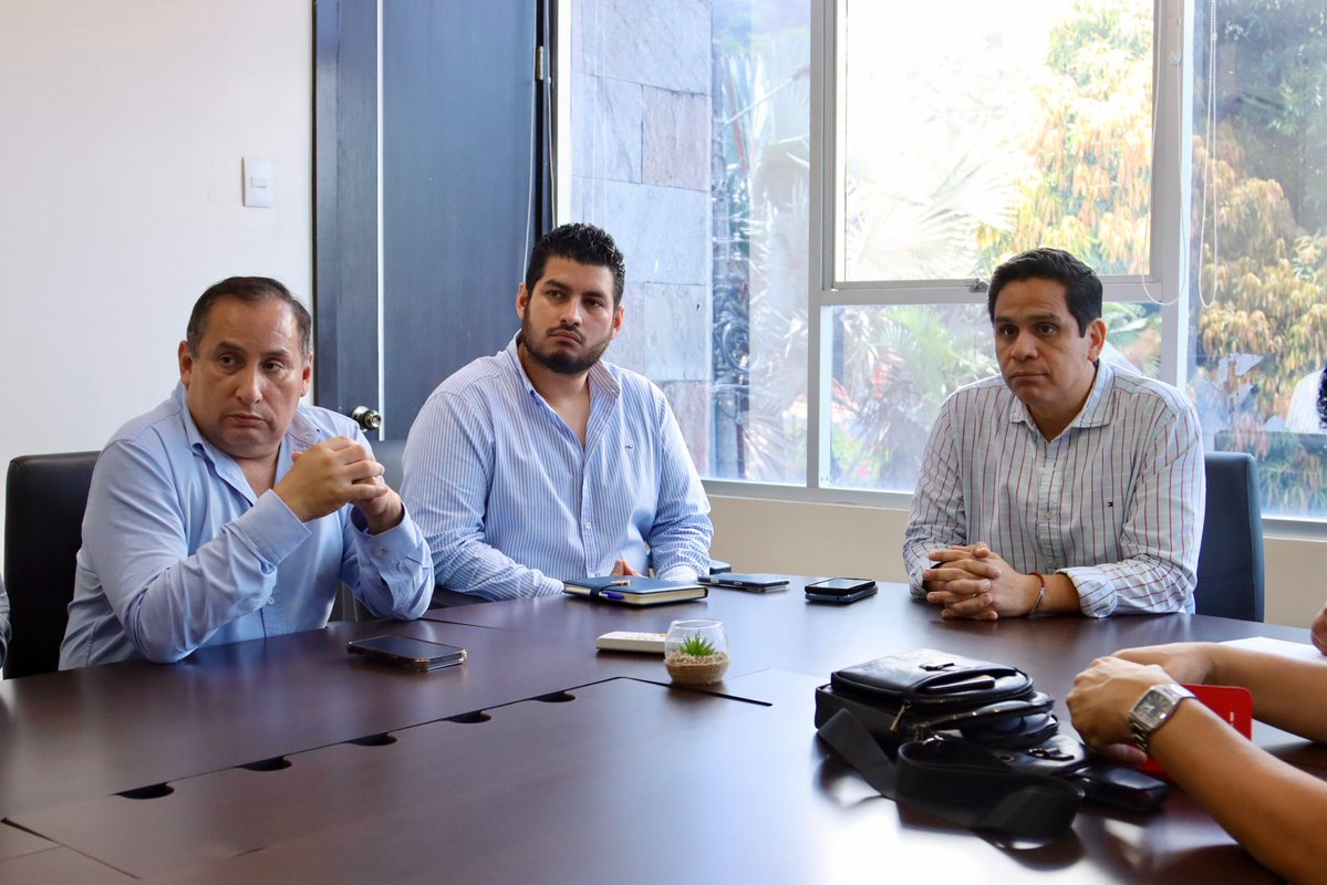 ATMGuayaquil's tweet photo. Nos reunimos con representantes de Vía a la Costa para abordar temas prioritarios de movilidad y seguridad vial en el sector.

Durante la reunión analizamos acciones como el reforzamiento de la señalización, la presencia de agentes en puntos estratégicos y otras medidas de ordenamiento y control que permitan atender las necesidades de quienes circulan diariamente por esta vía.

Mantenemos el diálogo y la coordinación para seguir mejorando la movilidad en Vía a la Costa. 🚦🚗

#GuayaquilNoSeDetiene