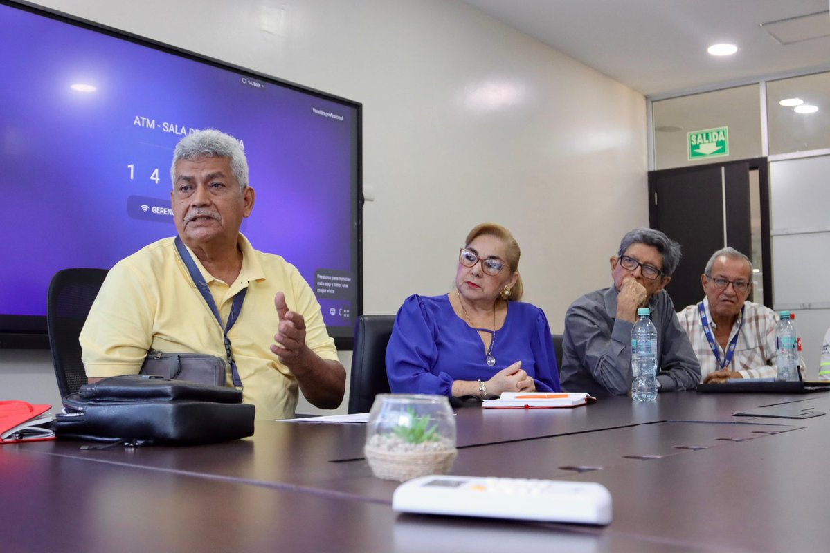 ATMGuayaquil's tweet photo. Nos reunimos con representantes de Vía a la Costa para abordar temas prioritarios de movilidad y seguridad vial en el sector.

Durante la reunión analizamos acciones como el reforzamiento de la señalización, la presencia de agentes en puntos estratégicos y otras medidas de ordenamiento y control que permitan atender las necesidades de quienes circulan diariamente por esta vía.

Mantenemos el diálogo y la coordinación para seguir mejorando la movilidad en Vía a la Costa. 🚦🚗

#GuayaquilNoSeDetiene