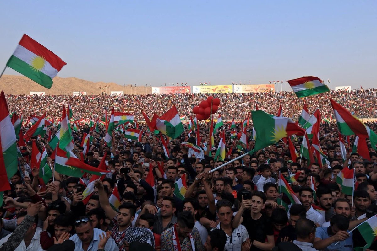 serbesttsindi's tweet photo. Kurd piştî sedê salan gihîştibûn ber sekûka Serxwebûnê. 
Di dîrokê de tu wextî ew qasî nêzîkî dewletbûn û serfiraziyê nebûbûn. 
Ew rojeke tarîxî bû, ew roja rûmet û serbilindiyê bû. 
Ew roja şadbûna ruhê şehîdan bû, ew dema qedirdaniya Pêşmergeyan bû... https://t.co/Txw6QtoqE9