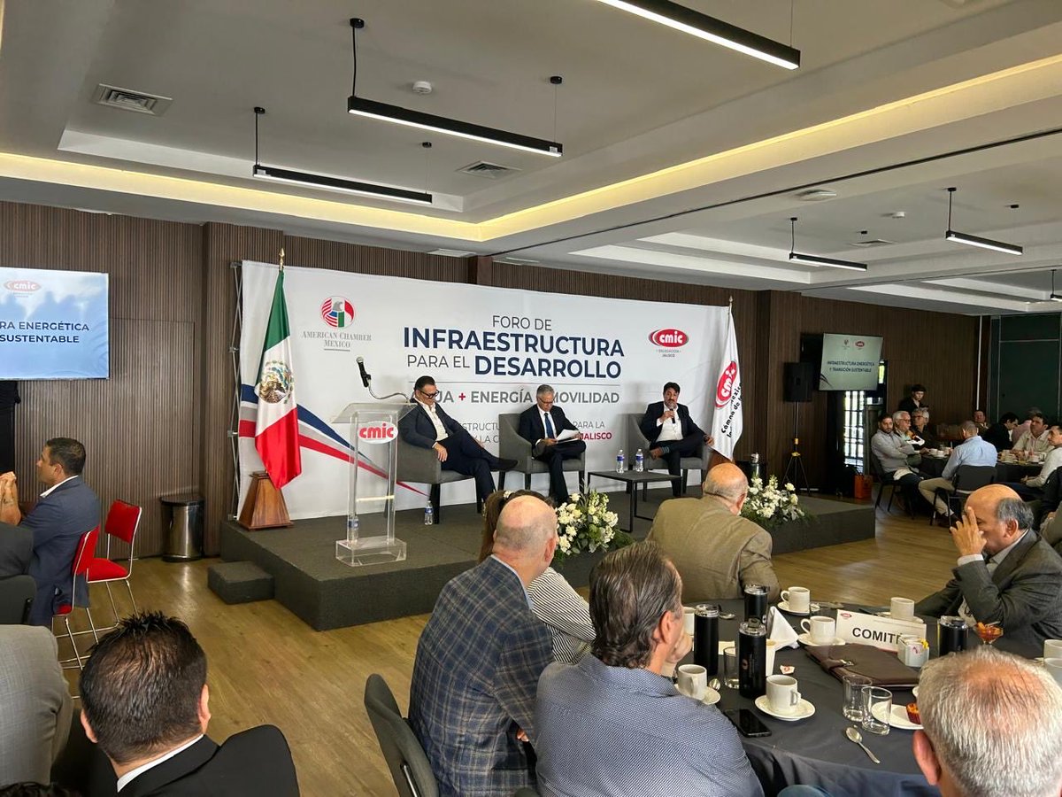 fermaparrilla's tweet photo. Un gusto asistir al Foro de Infraestructura para el Desarrollo en Jalisco, organizado por CMIC Jalisco y AmCham México, un espacio para dialogar sobre los grandes retos y oportunidades de nuestro estado en materia de agua, energía y movilidad. ���⚡🚧

#Infraestructura #Ingeniería https://t.co/qvSLI5XBYN