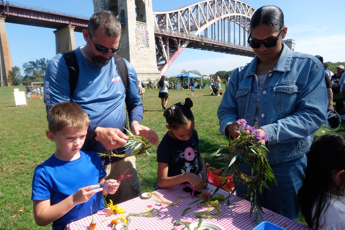 randallsisland's tweet photo. Our FREE Harvest Festival is almost here! Join us on Sunday, 10/4, from 12 - 3 PM at our Urban Farm &amp; Fields 62 &amp; 63!

Pick out a pumpkin, enjoy theater &amp; bubble performances, get your face painted, taste fresh-pressed apple cider, &amp; more!

Details: https://t.co/U5CeBZmKWs https://t.co/M0NxjHwgmW