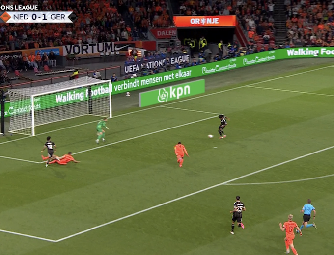 TouchlineX's tweet photo. 🚨 𝗕𝗥𝗘𝗔𝗞𝗜𝗡𝗚: Adeyemi just missed an OPEN GOAL! https://t.co/6mtHToPVEt